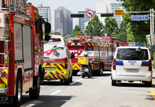 14명의 부상자가 발생한 '분당 흉기 난동' 사건 이후 비슷한 범행을 저지르겠다는 예고성 글이 인터넷에 잇따라 올라온 4일 범행 예고 장소 중 한 곳인 경기도 성남시 오리역에 오인 신고로 출동한 경찰과 소방, 구급차 등이 대기하고 있다.  [성남=연합뉴스}